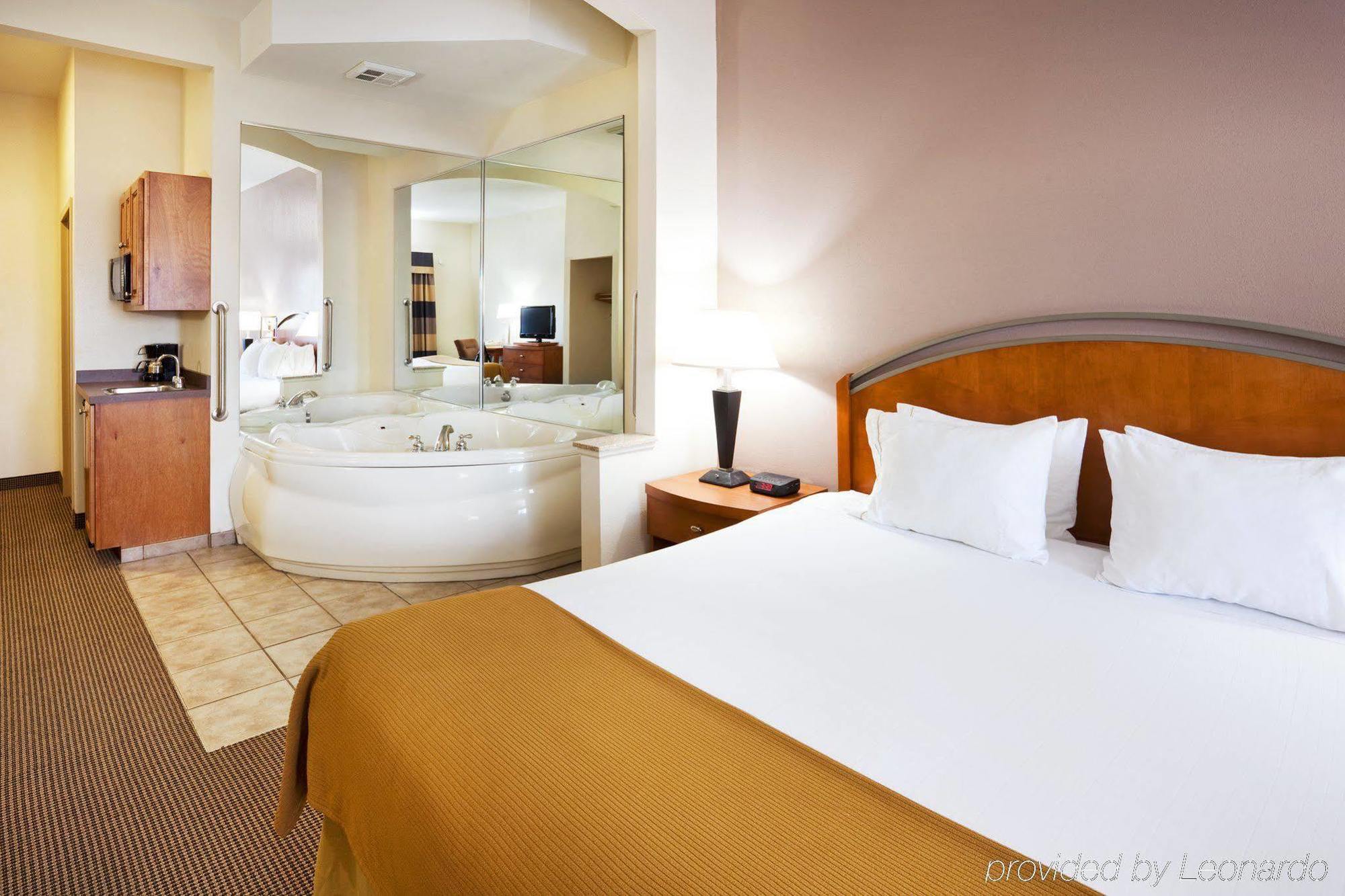 Holiday Inn Express Forest City By Ihg Cameră foto